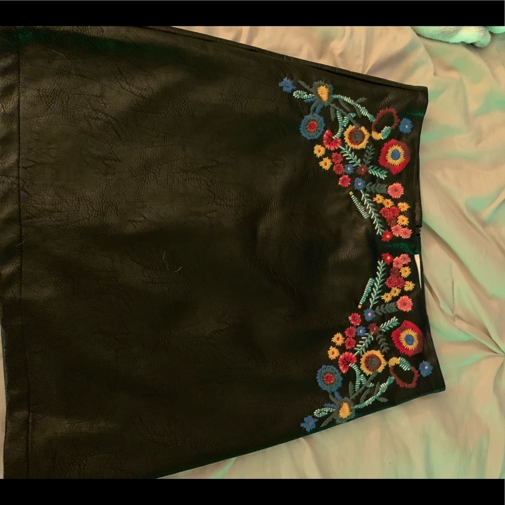 NEVER WORN Floral leather skirt